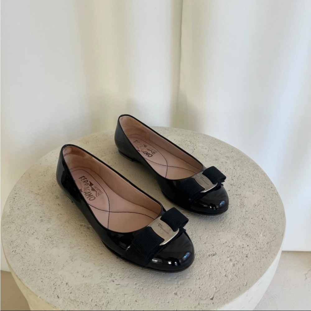SALVATORE FERRAGAMO Vara Bow Accent Patent Leather Flats Size 35